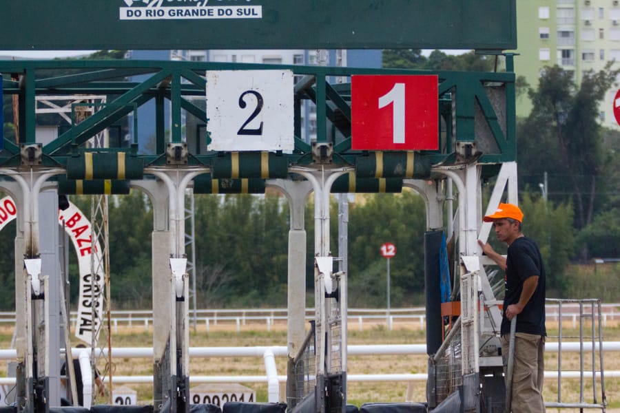 Partidor do Hipódromo do Cristal com as balizas 1 e 2 e um funcionário ao lado